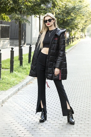 Kurtka damska z ozdobnymi lampasami czarna (ag1-j9002)