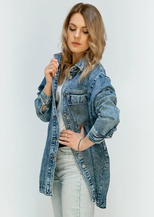 DŁUGA JEANSOWA DAMSKA KURTKA Z KOŁNIERZEM I PASKIEM (C131)