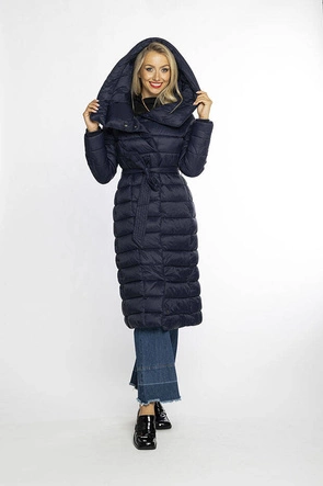 Pikowany płaszcz z wysoką stójką i kapturem granatowy (AG1-J9062C)