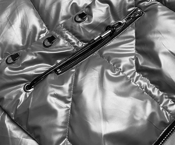 Metaliczna kurtka damska z kapturem szara (b8008-70)