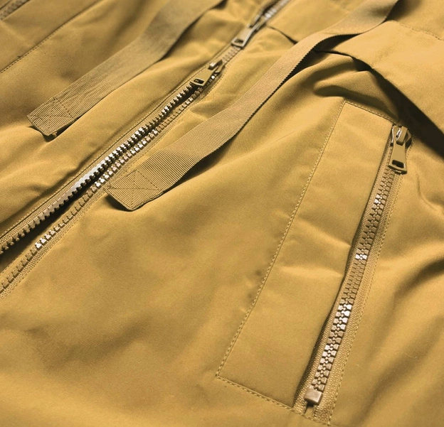 Zimowa kurtka damska z łączonych materiałów żółta (7708)