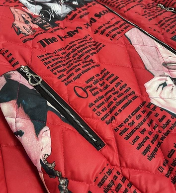 DAMSKA KURTKA Z NADRUKIEM CZERWONA (7733)