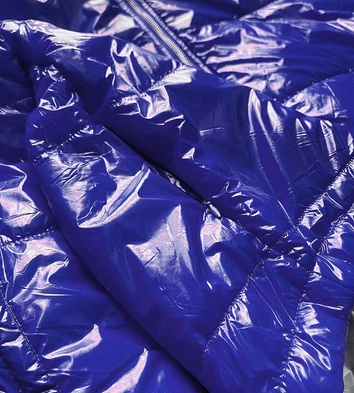 Błyszcząca pikowana kurtka damska z kapturem niebieska (b9560)