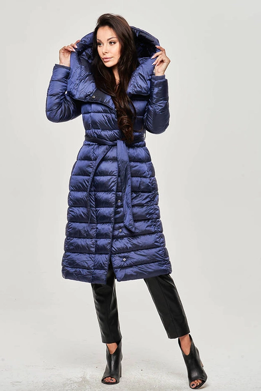 PIKOWANY PŁASZCZ Z WYSOKĄ STÓJKĄ I KAPTUREM GRANATOWY (J9-062)