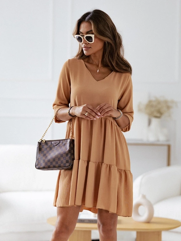 Krótka sukienka z falbaną camel (667)