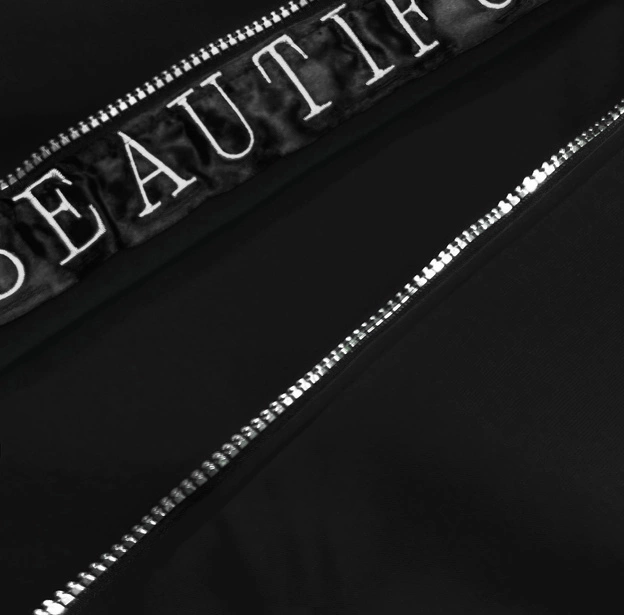 Prosta bluza damska z ozdobnym suwakiem czarna (AMG-37)