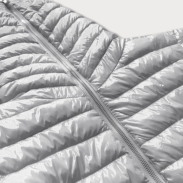 Pikowana kurtka damska z kapturem srebrna (b9561)