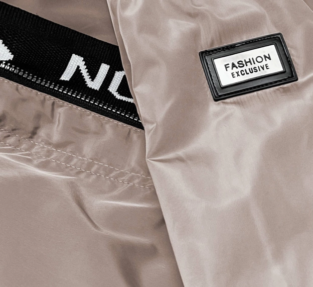 Cienka kurtka damska z ozdobną lamówką kakao (B8145-51)