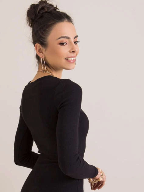 Dopasowana sukienka w prążki z okrągłym dekoltem czarna (5131)