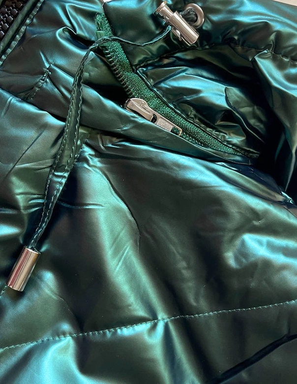 Krótka błyszcząca kurtka damska butelkowa zieleń (w586)