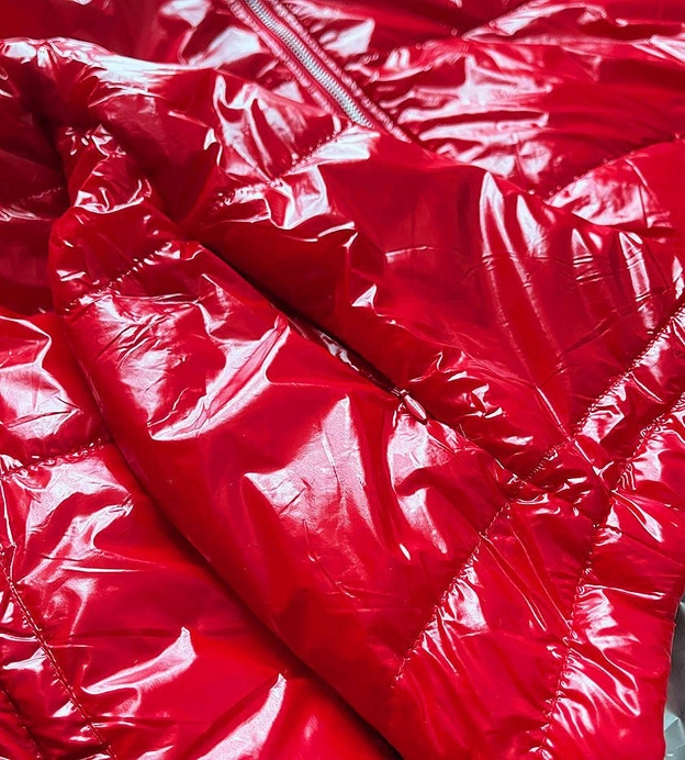 Błyszcząca pikowana kurtka damska z kapturem czerwona (b9560)