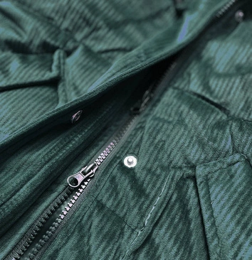 Sztruksowa zimowa kurtka damska z kapturem butelkowa zieleń (7764)