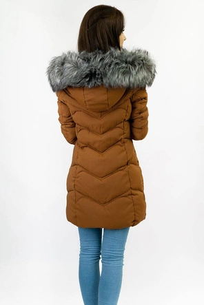 DŁUŻSZA PIKOWANA DAMSKA KURTKA ZIMOWA Z KAPTUREM BRĄZOWA (B2643)