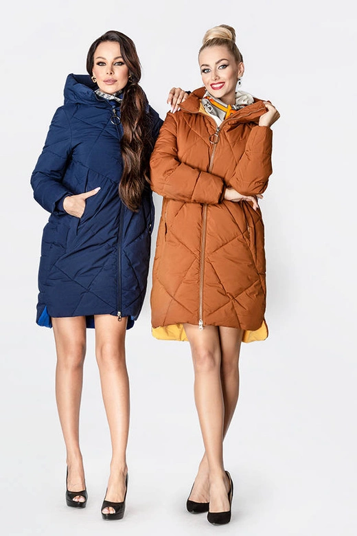 Dłuższa kurtka zimowa damska z wysoką stójką karmelowa (j9-067)