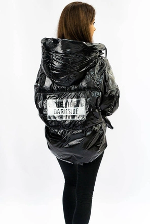 BŁYSZCZĄCA KURTKA DAMSKA Z NASZYWKAMI CZARNA (618ART)