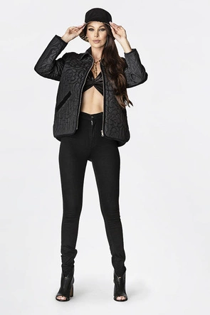 Cienka kurtka damska z ozdobnym pikowaniem czarna (jin226)