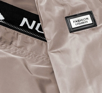 Cienka kurtka damska z ozdobną lamówką kakao (B8145-51)