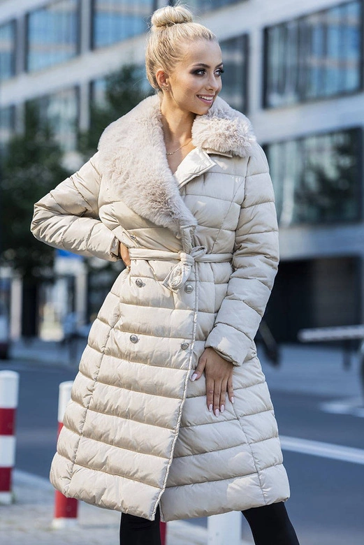 DAMSKI PIKOWANY PŁASZCZ Z FUTREM BEŻOWY (X001X)