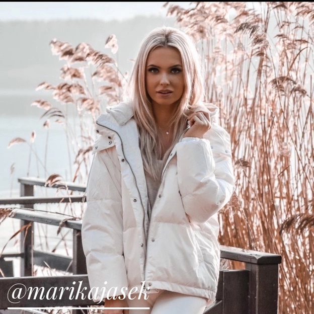 Krótka kurtka damska zimowa z puchem naturalnym biała (7113)