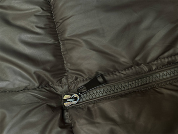 Prosta kamizelka damska z kapturem khaki (YP-22072-6)