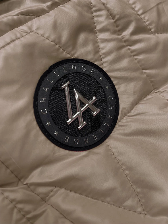 Krótka kurtka damska ze ściągaczem beżowa (B8219-46)