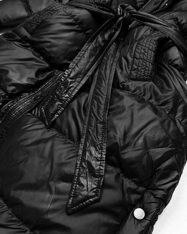 Pikowana kurtka zimowa z paskiem J Style czarna (5M3253-392)