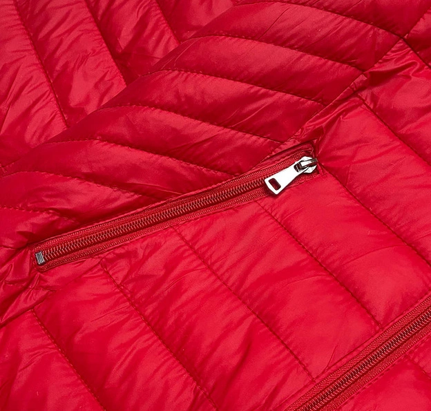 Pikowana kurtka damska z kapturem czerwona (B0124-4)