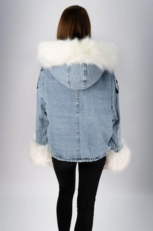 DAMSKA KRÓTKA KURTKA JEANSOWA Z FUTRZANĄ PODPINKĄ NIEBIESKO - BIAŁA (T2866)