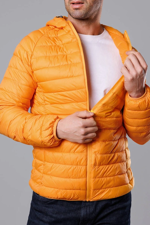 Pikowana kurtka męska z kapturem żółta (HM112-62)