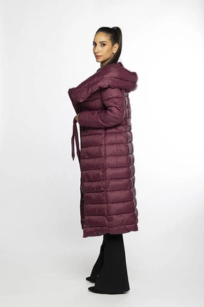 Pikowany płaszcz z wysoką stójką i kapturem bordowy (AG1-J9062)