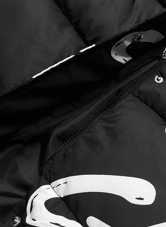 Długa kurtka zimowa damska z napisami czarno-biała (AG3-3028)