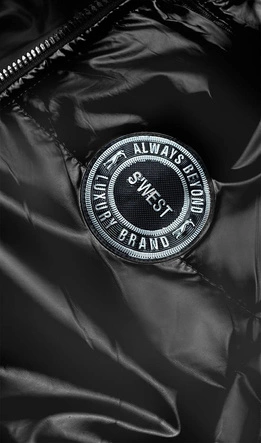 Damska kurtka z odpinanym kapturem czarna (B8086-1)