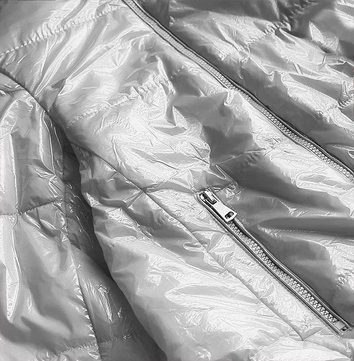 Krótka pikowana kurtka damska ze stójką srebrna (b9567)