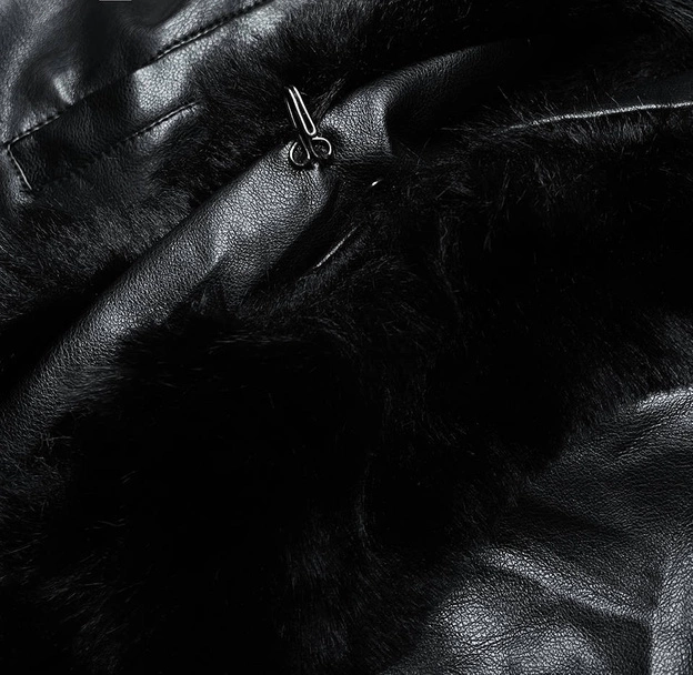 Rozkloszowany płaszcz damski z ekoskóry z futrem czarny (b9738)