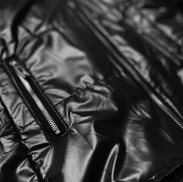 Lekka zimowa kurtka damska metaliczna czarna (721art)