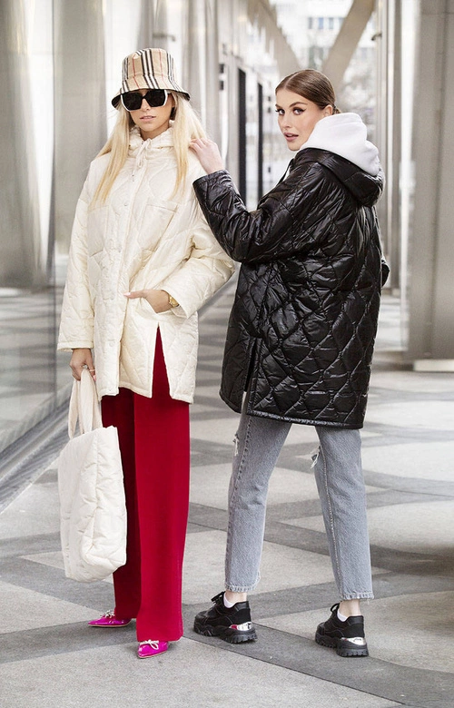 Oversizowa pikowana kurtka damska z kapturem czarna (ag5-010)