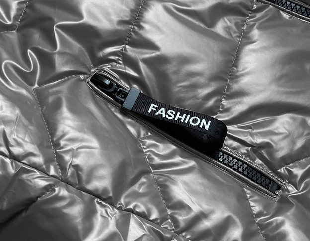 Błyszcząca kamizelka damska z kapturem szara (b8019-70)