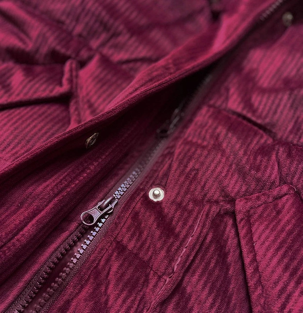 Sztruksowa zimowa kurtka damska z kapturem bordowa (7764)