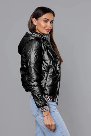 Krótka kurtka damska z ozdobnym wykończeniem czarna (b8030-1)