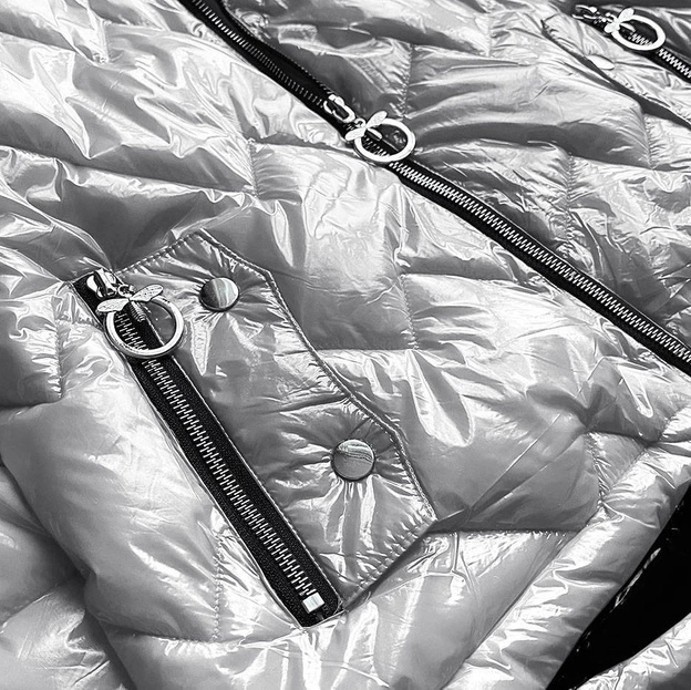 Pikowana kurtka damska z kapturem srebrna (b9562)