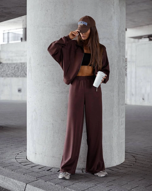 Komplet damski szerokie spodnie i bluza ze stójką czekoladowy (821109)