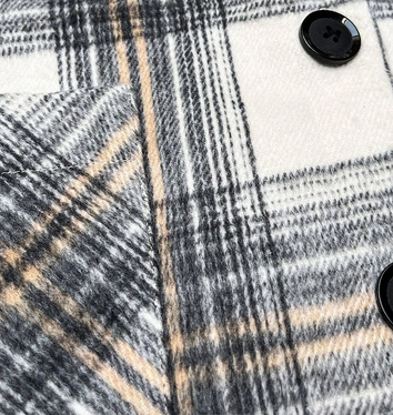 Krótka kurtka koszulowa w kratę ecru/szara (AG3-1839)