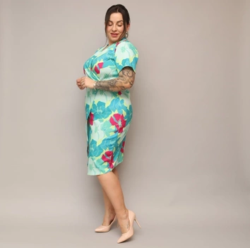 Kopertowa sukienka do kolan w kwiaty zielony-fuksja (742)