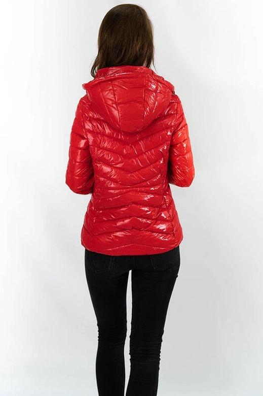 Krótka pikowana kurtka damska z kapturem czerwona (can-333)