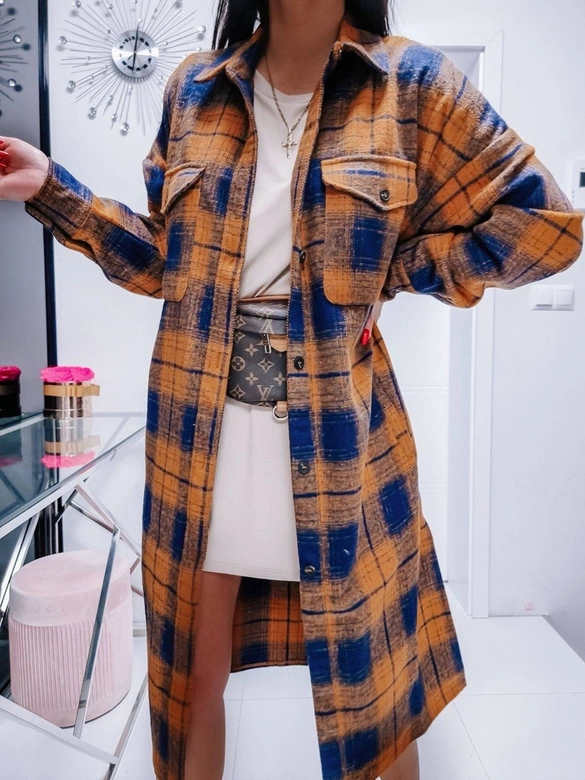 Koszulowy damski płaszcz w kratę brązowo-granatowy (8424)
