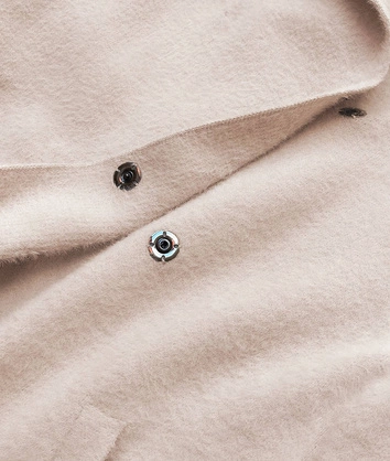 Długa narzutka z kapturem jasny beżowy (b6010-51)