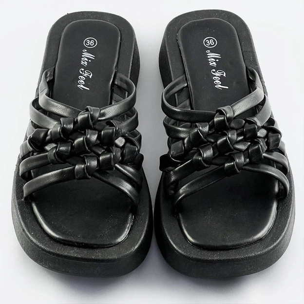 Damskie klapki na płaskiej podeszwie czarne (cm-59)