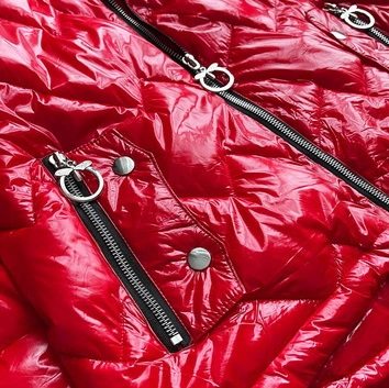 Pikowana kurtka damska z kapturem czerwona (r9562)