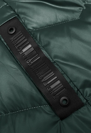Zimowa kurtka damska z asymetrycznym zamkiem ciemnozielona (B8167-10)
