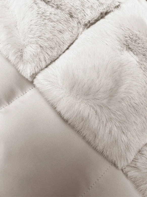 Zimowa kurtka damska z ozdobnym futrem ecru (5M3158-254)